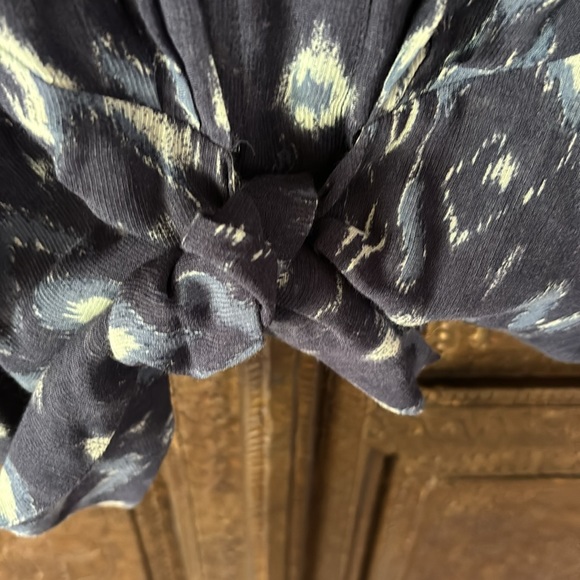 Cutest batik print SZ 10 (more an 8) Lafayette 148 tie front or back blouse - Picture 3 of 4